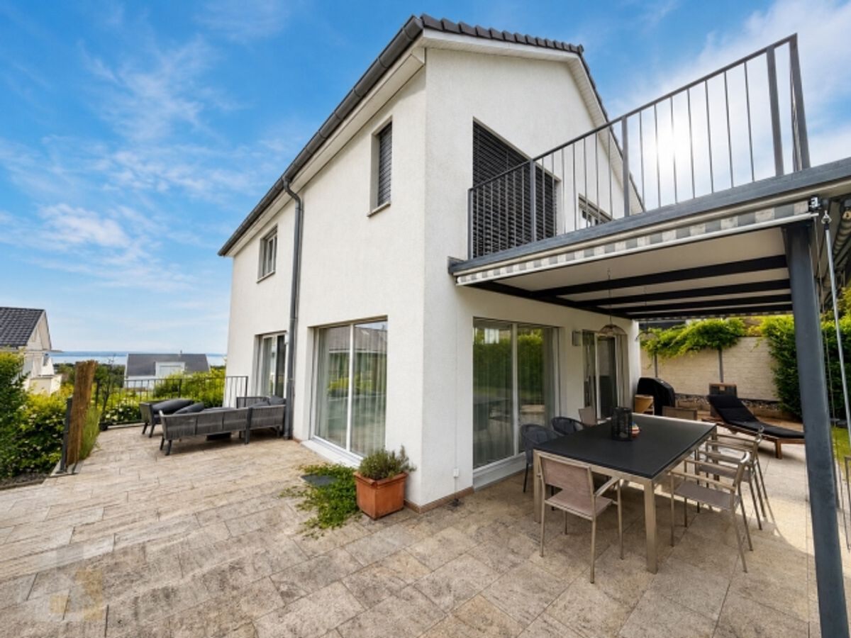 MODERN, FREISTEHEND MIT SEESICHT & BEHEIZBAREM POOL - 3