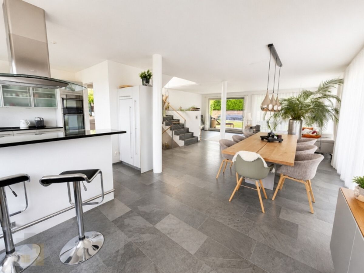 MODERN, FREISTEHEND MIT SEESICHT & BEHEIZBAREM POOL - 9