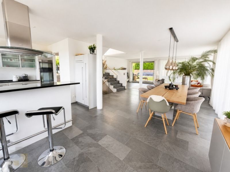 MODERN, FREISTEHEND MIT SEESICHT & BEHEIZBAREM POOL - 10