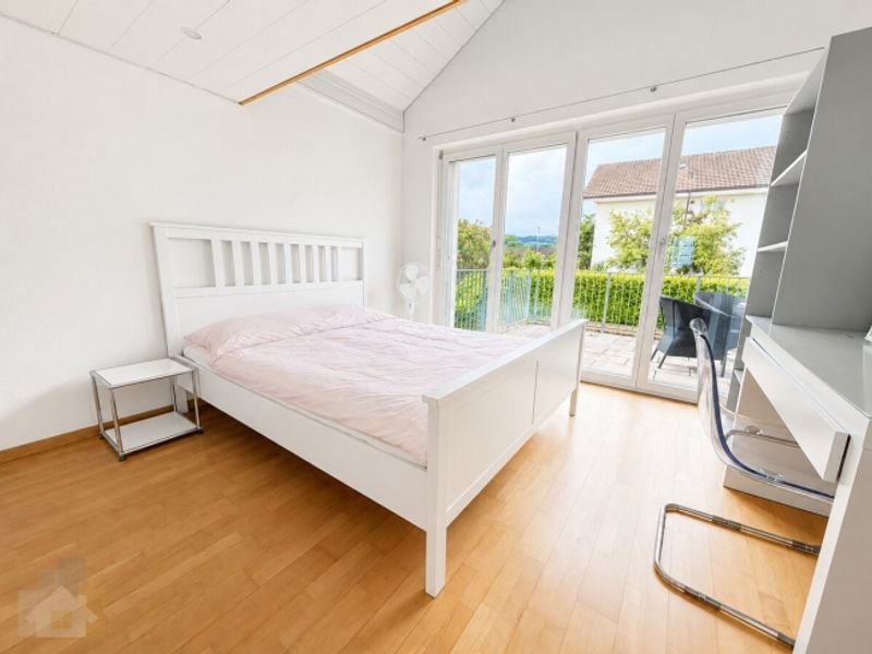 MODERN, FREISTEHEND MIT SEESICHT & BEHEIZBAREM POOL - 11