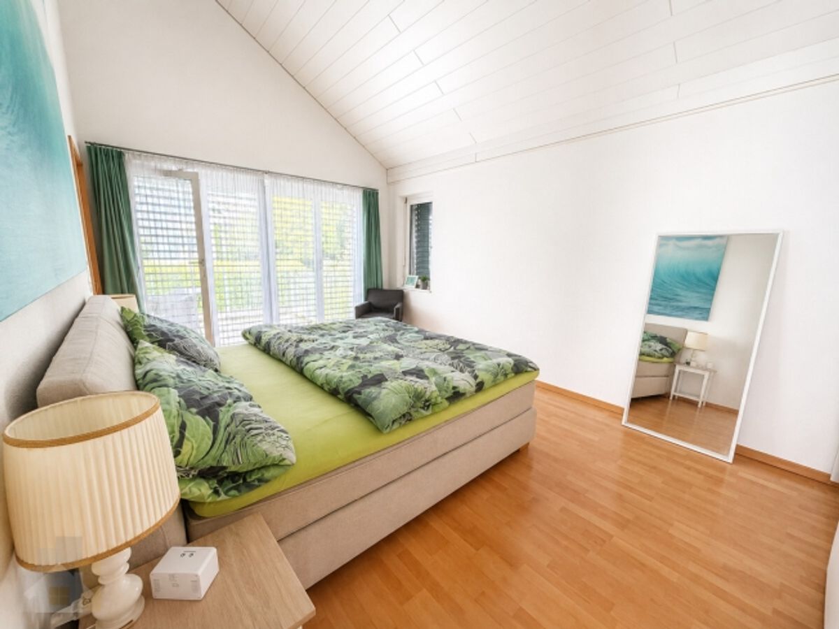 MODERN, FREISTEHEND MIT SEESICHT & BEHEIZBAREM POOL - 11