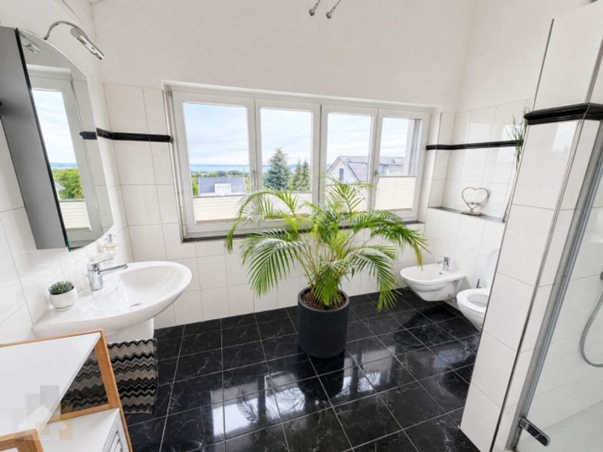 MODERN, FREISTEHEND MIT SEESICHT & BEHEIZBAREM POOL - 12