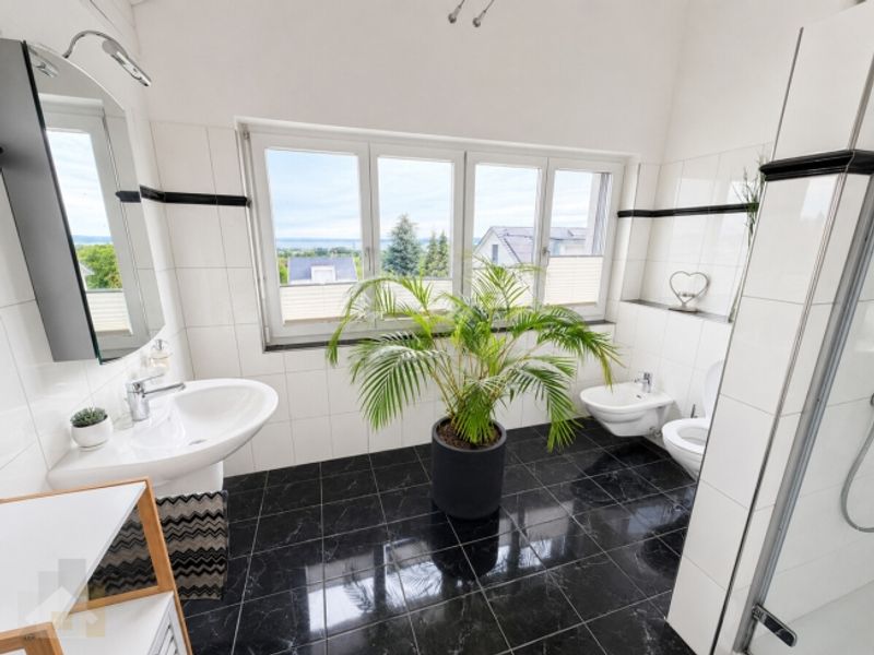 MODERN, FREISTEHEND MIT SEESICHT & BEHEIZBAREM POOL - 13