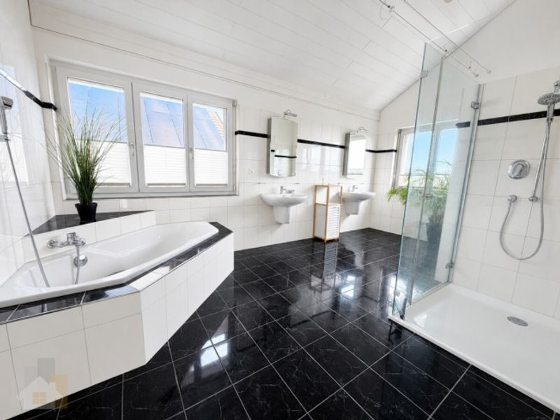 MODERN, FREISTEHEND MIT SEESICHT & BEHEIZBAREM POOL - 14