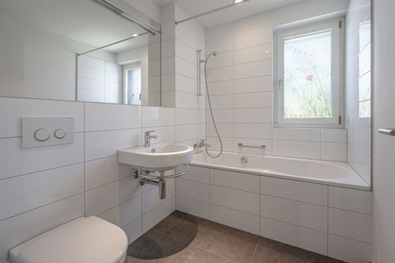 Moderne & geräumige 2.5-Zimmerwohnung mit Einstellplatz - 10