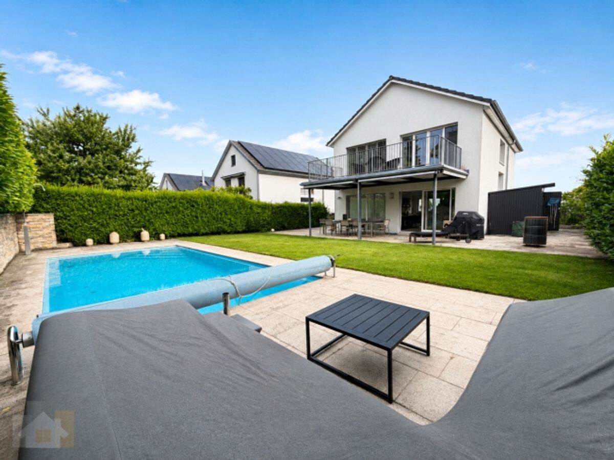 MODERN, FREISTEHEND MIT SEESICHT & BEHEIZBAREM POOL - 0