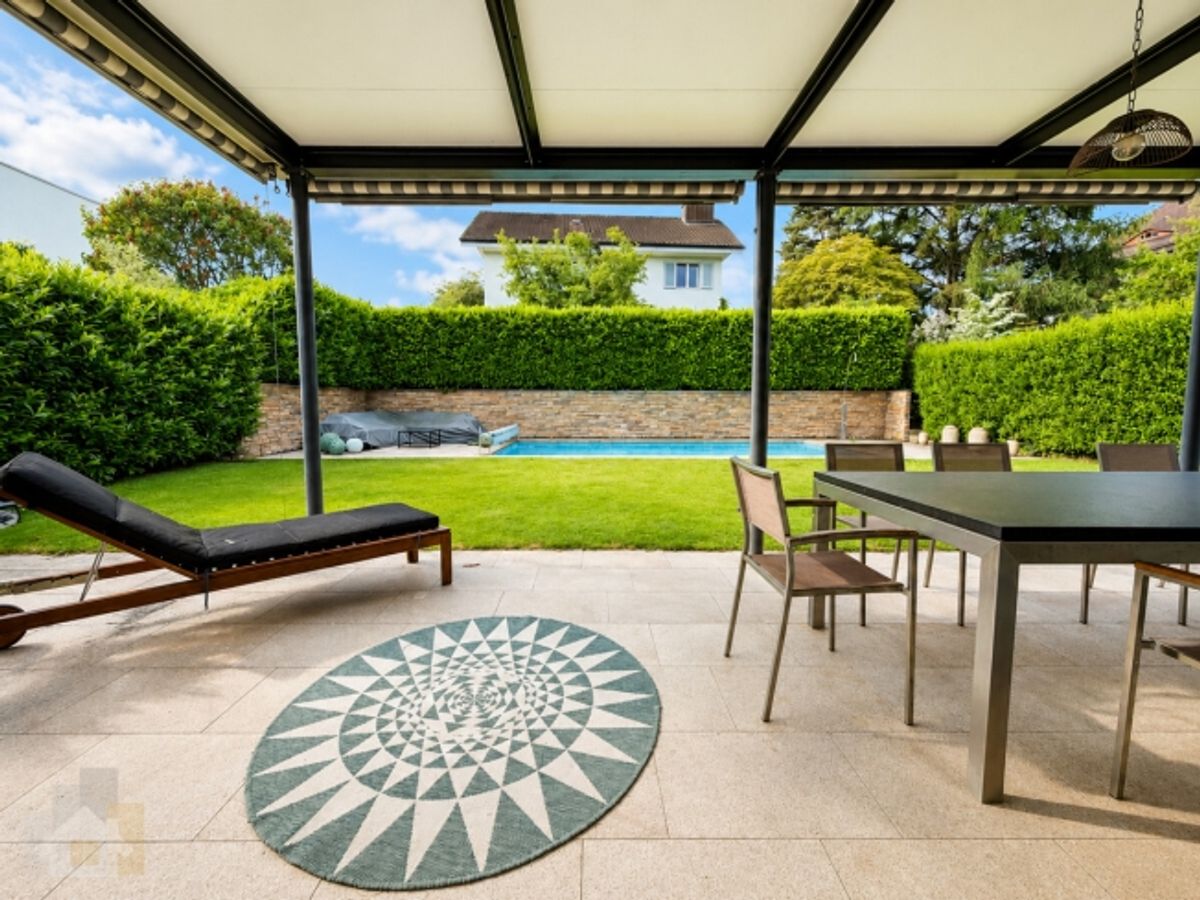 MODERN, FREISTEHEND MIT SEESICHT & BEHEIZBAREM POOL - 1