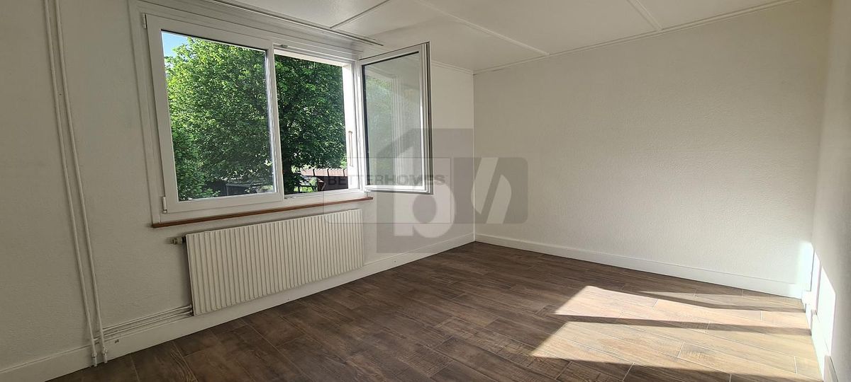 SPACIEUX, LUMINEUX ET AVEC UN GRAND BALCON - 2