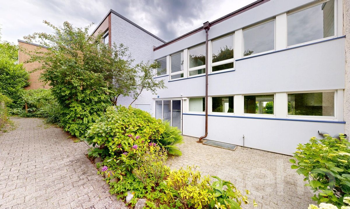 Familienfreundliches Mittelhaus mit Wintergarten und Photovoltaik - 1
