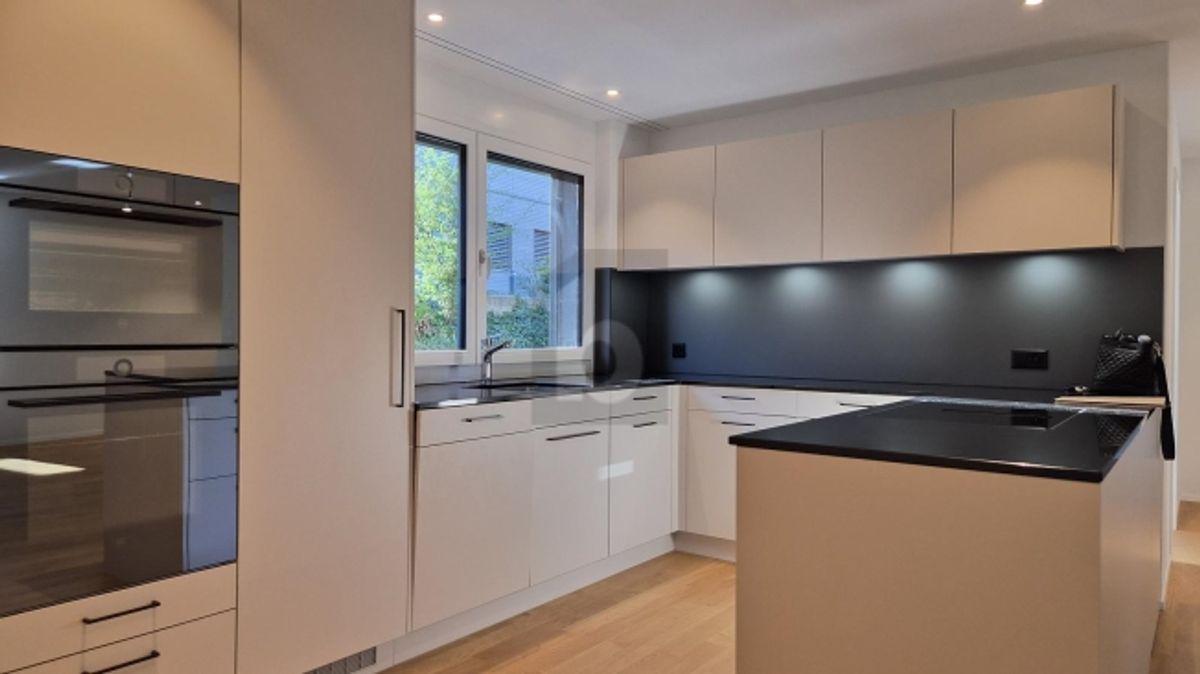 MODERN MIT PRIVATEM SITZPLATZ - 0