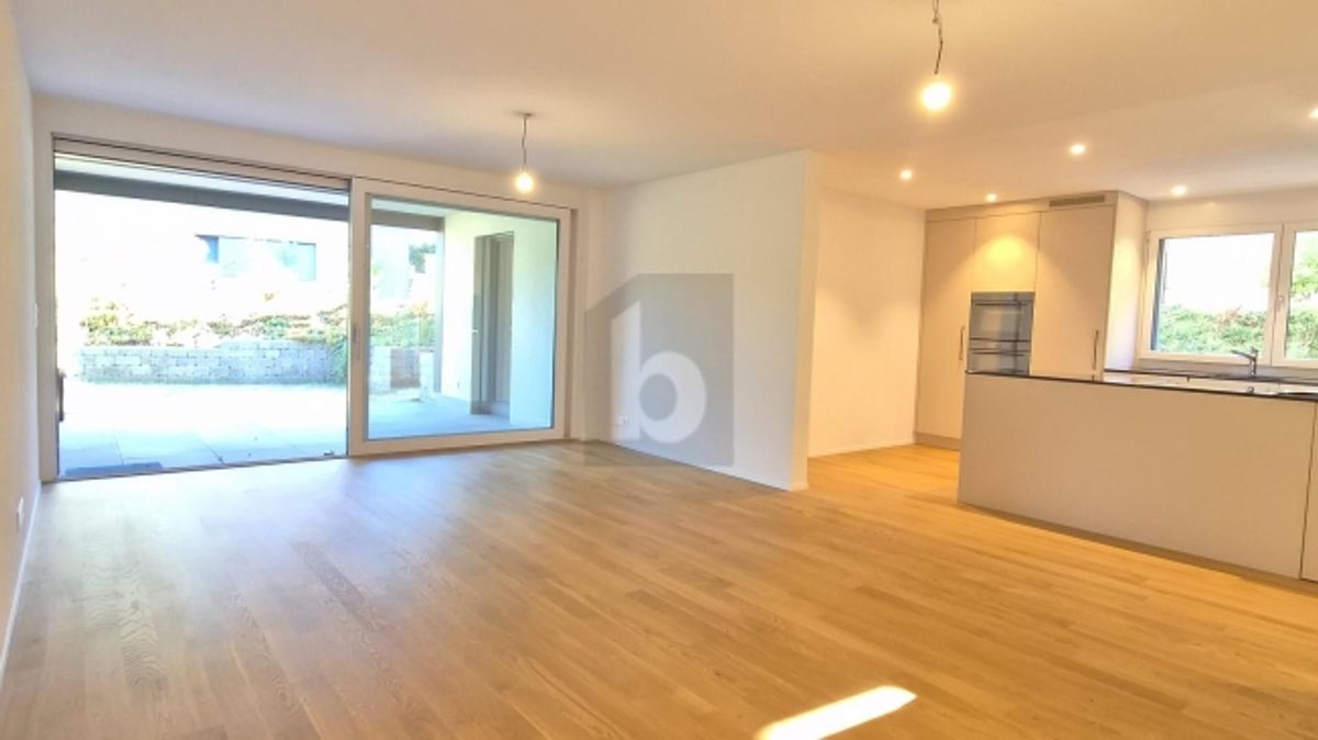 MODERN MIT PRIVATEM SITZPLATZ - 1
