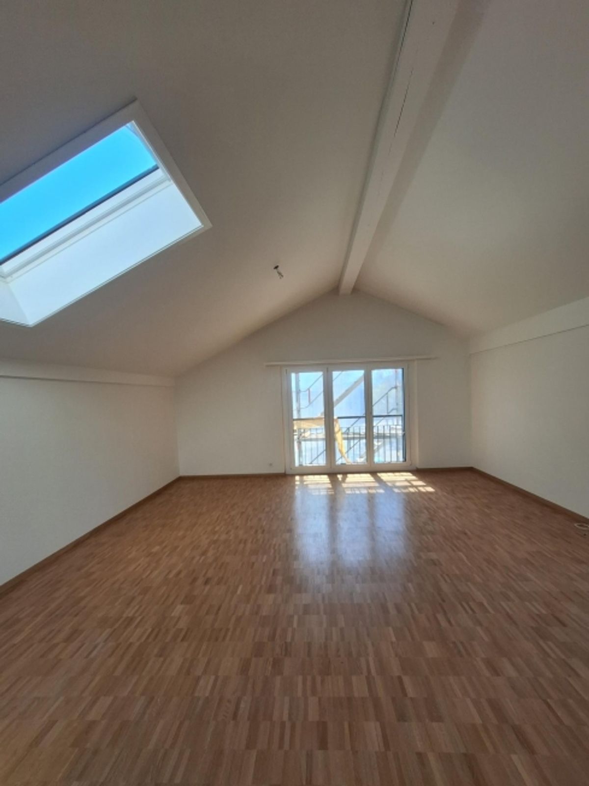 Mieten ohne Kaution - Wohnen im Grünen in einer stilvollen Dachwohnung - 1
