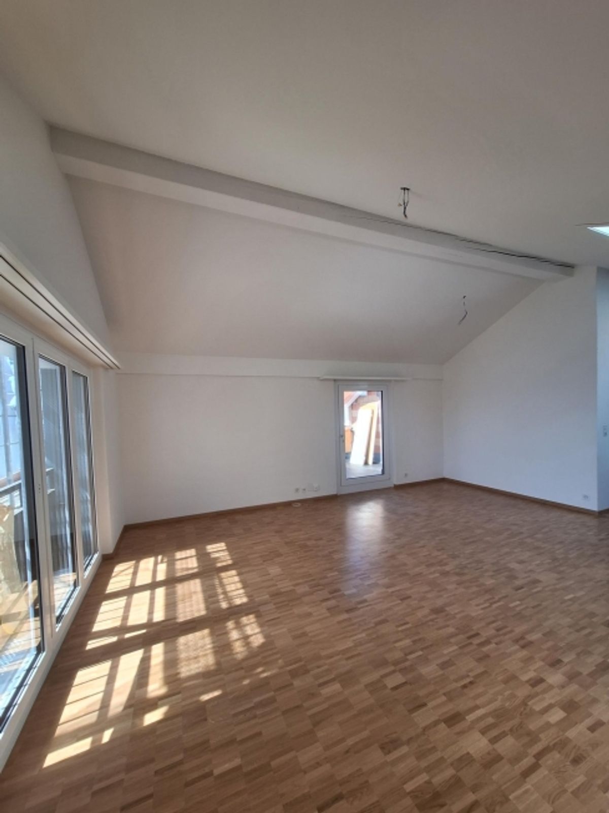 Mieten ohne Kaution - Wohnen im Grünen in einer stilvollen Dachwohnung - 2