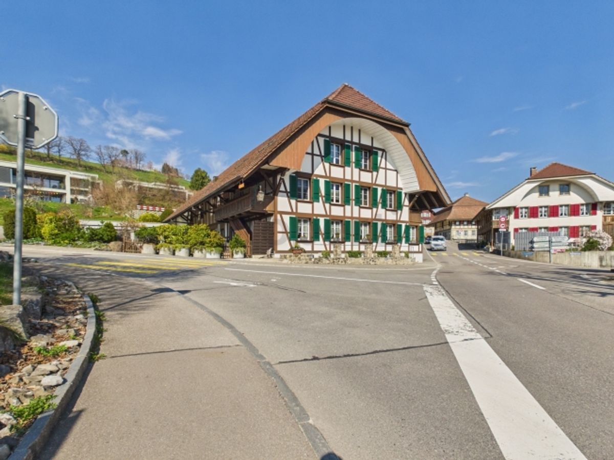 Moderne 3.5-Zimmer-Wohnung mit grosszügigem Grundriss und sonnigem Aussenbereich in Utzigen - 0