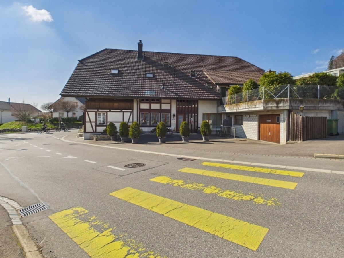 Moderne 3.5-Zimmer-Wohnung mit grosszügigem Grundriss und sonnigem Aussenbereich in Utzigen - 1