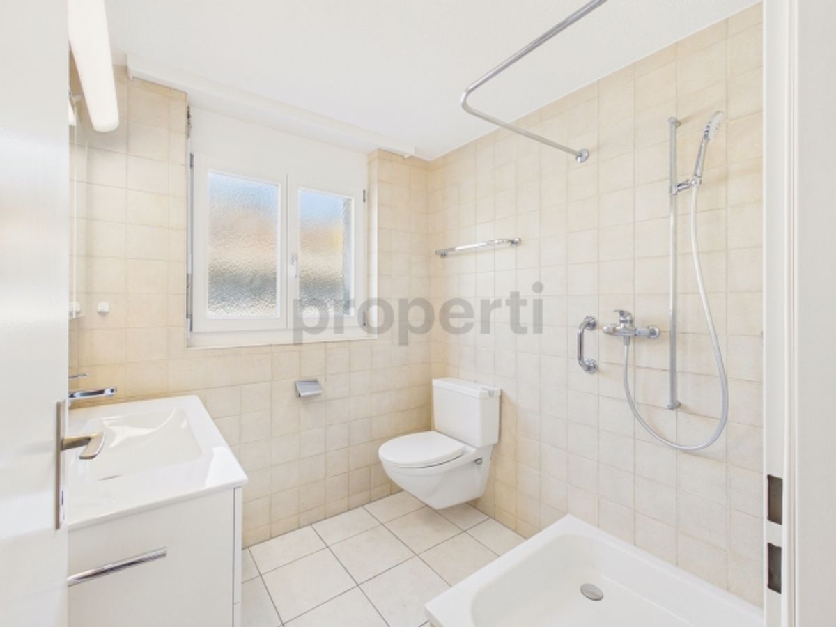 Moderne 3.5-Zimmer-Wohnung mit grosszügigem Grundriss und sonnigem Aussenbereich in Utzigen - 11