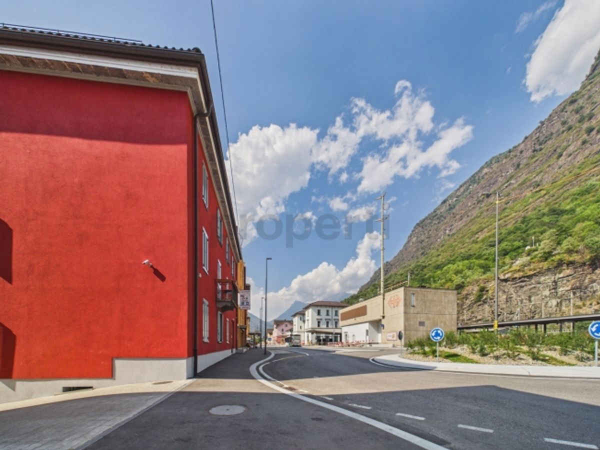 Esclusiva opportunità d'investimento  Palazzina a reddito di fronte alla stazione di Biasca - 1