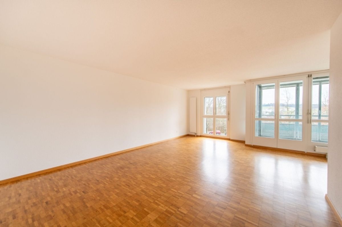 Wohnen mit Komfort eigene Waschmaschine, grosser Balkon & viel Platz - 4