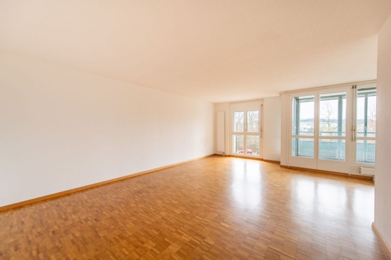 Wohnen mit Komfort eigene Waschmaschine, grosser Balkon & viel Platz - 5