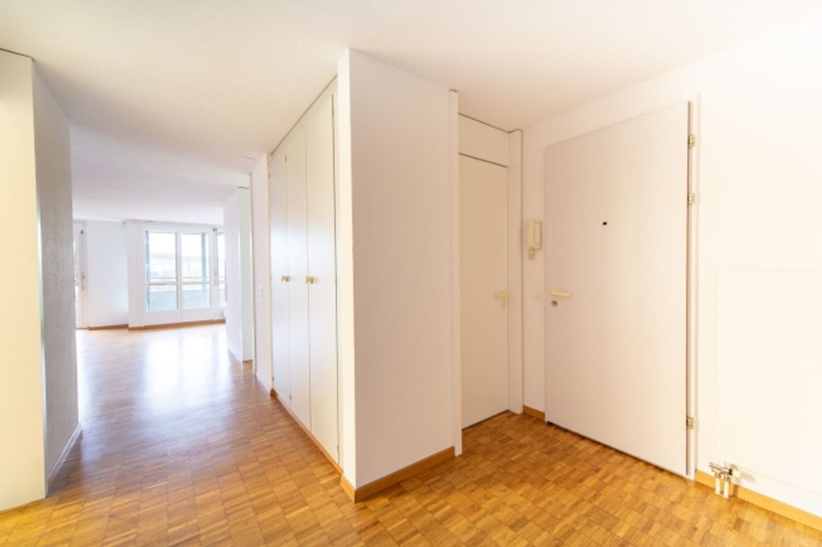 Wohnen mit Komfort eigene Waschmaschine, grosser Balkon & viel Platz - 5