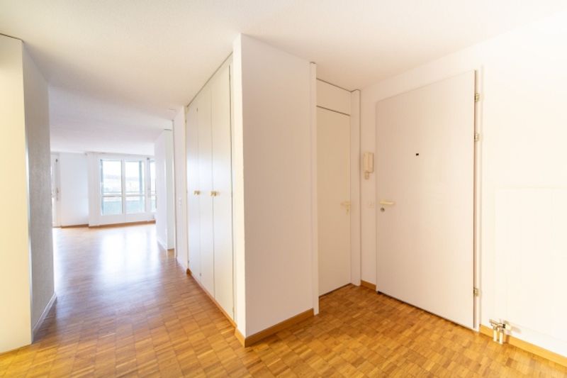 Wohnen mit Komfort eigene Waschmaschine, grosser Balkon & viel Platz - 6