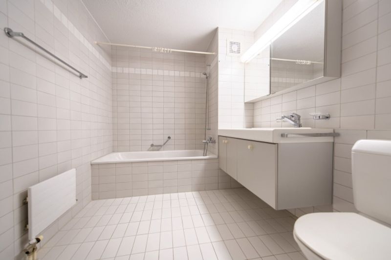 Wohnen mit Komfort eigene Waschmaschine, grosser Balkon & viel Platz - 8