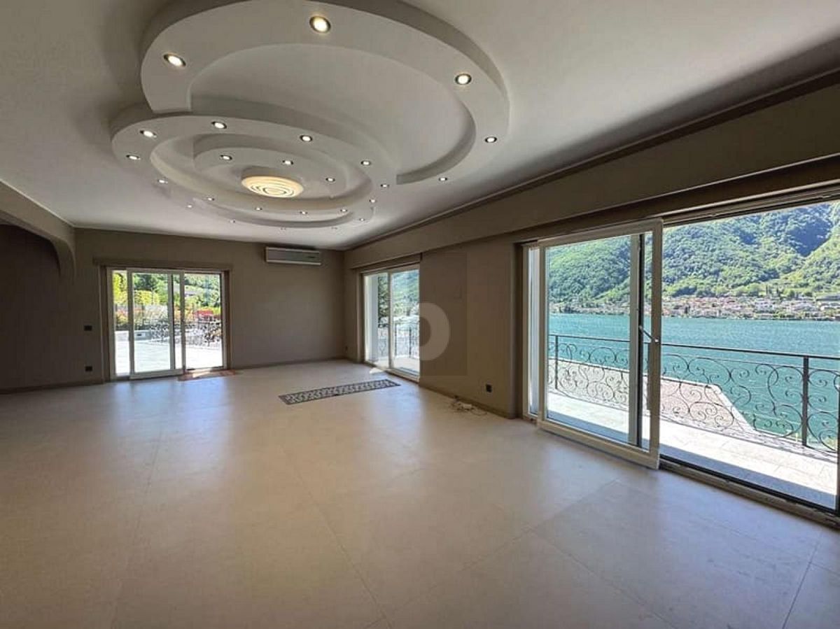 SPAZIOSA ED ELEGANTE CON PISCINA E VISTA LAGO - 0
