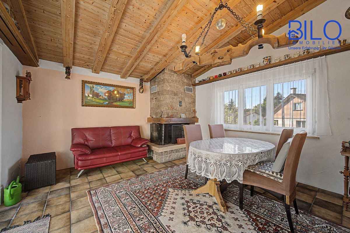Charaktervolles Einfamilienhaus mit Einliegerwohnung auf einmaligem 1'670 m² Grundstück - 1
