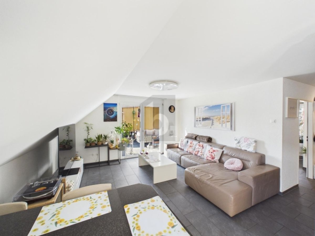 RUHIG MIT LIFT UND VERGLASTEM BALKON - 1