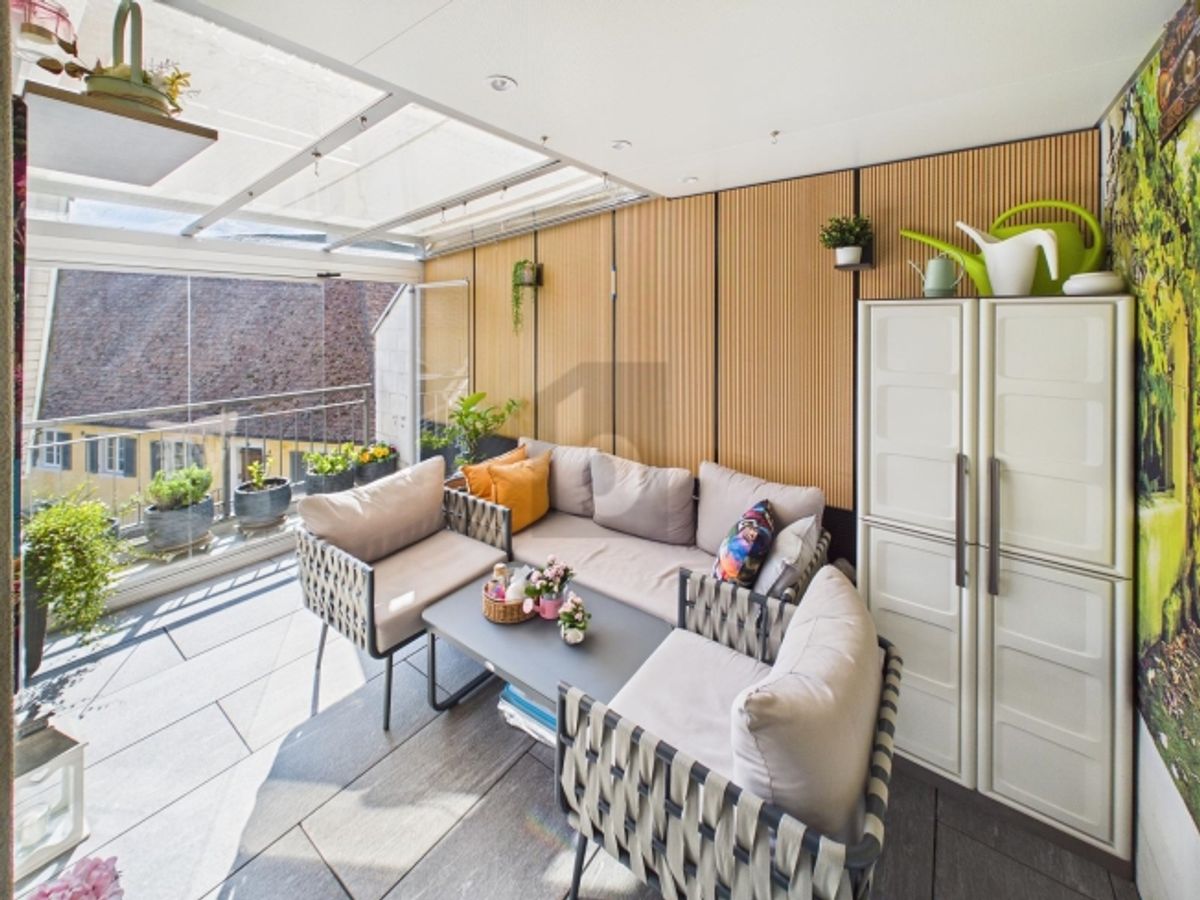 RUHIG MIT LIFT UND VERGLASTEM BALKON - 0