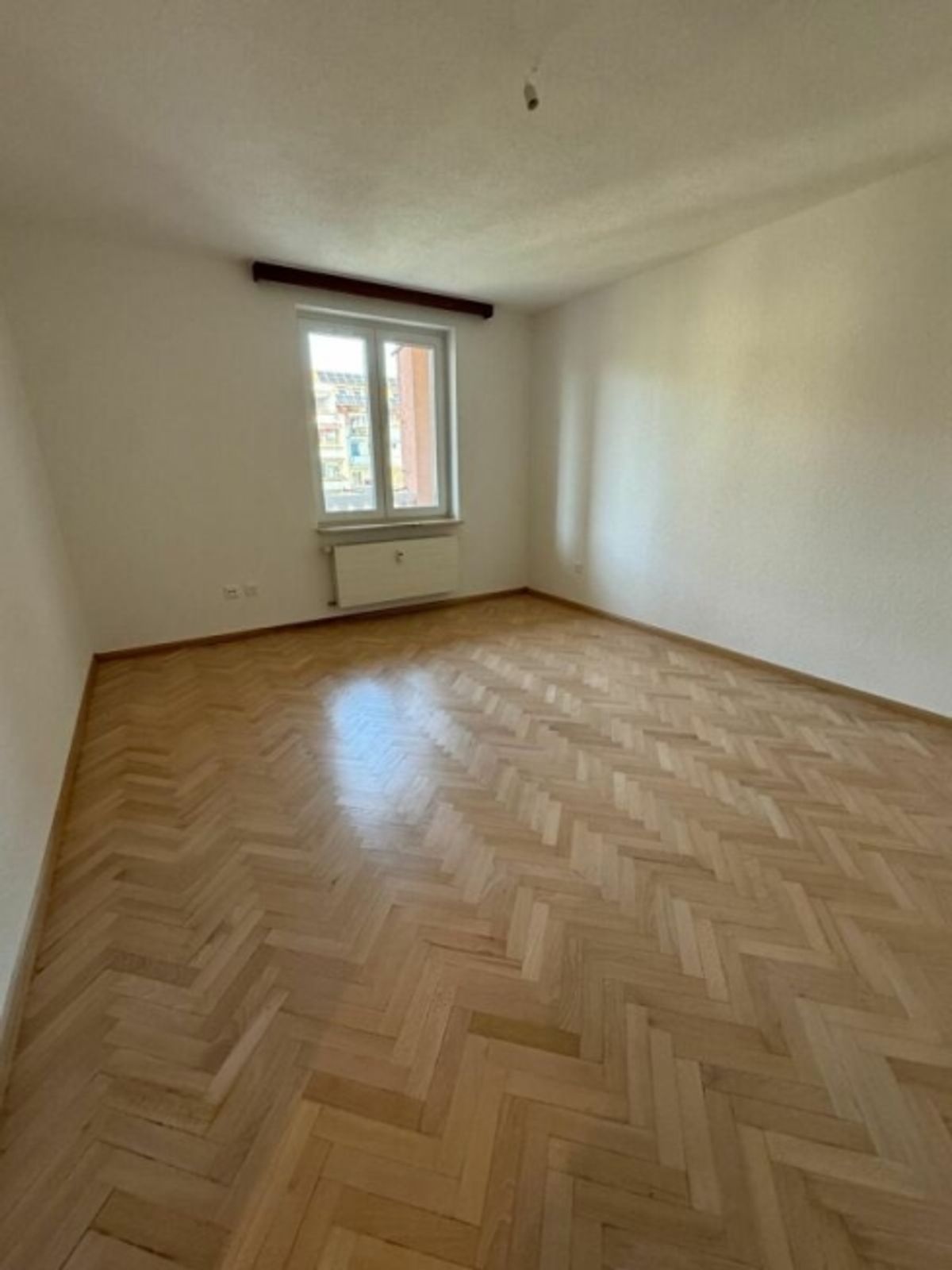 Helle 3.5-Zimmerwohnung in zentraler Lage am Luzernerring - 2