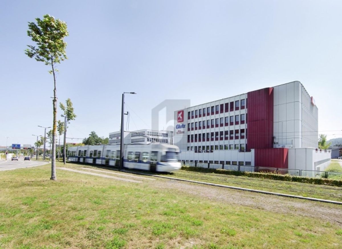 GROSSZÜGIG MIT VIELEN TIEFGARAGENPARKPLÄTZEN - 0