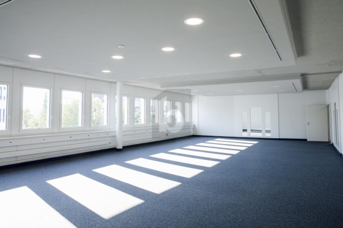 GROSSZÜGIG MIT VIELEN TIEFGARAGENPARKPLÄTZEN - 1