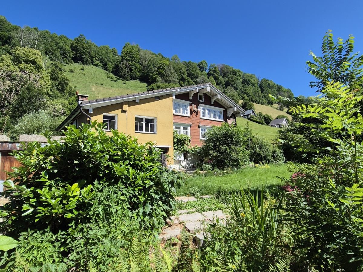 Wohnhaus mit freistehender Doppelgarage und Gartenanlage - 0