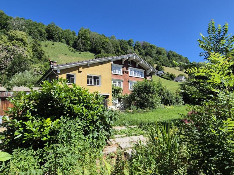Wohnhaus mit freistehender Doppelgarage und Gartenanlage - 1