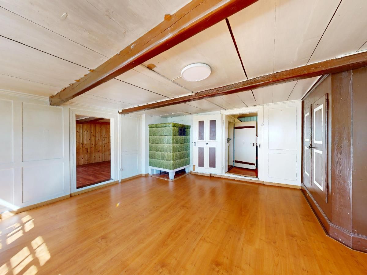 Wohnhaus mit freistehender Doppelgarage und Gartenanlage - 1