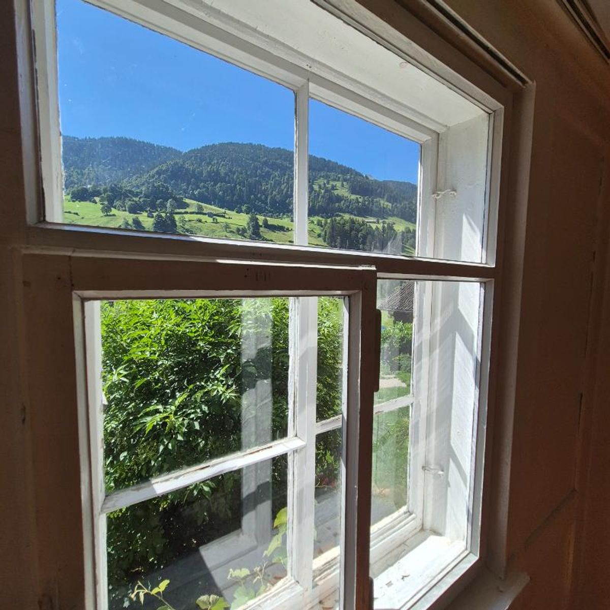 Wohnhaus mit freistehender Doppelgarage und Gartenanlage - 7