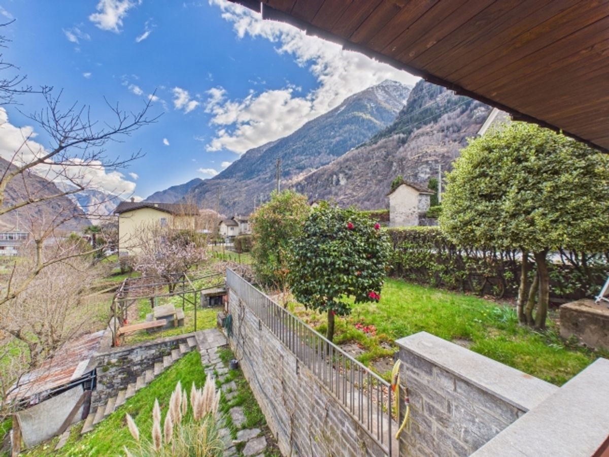 Luminoso appartamento in villa bifamiliare di 8 locali con ampio giardino a Giornico - 10