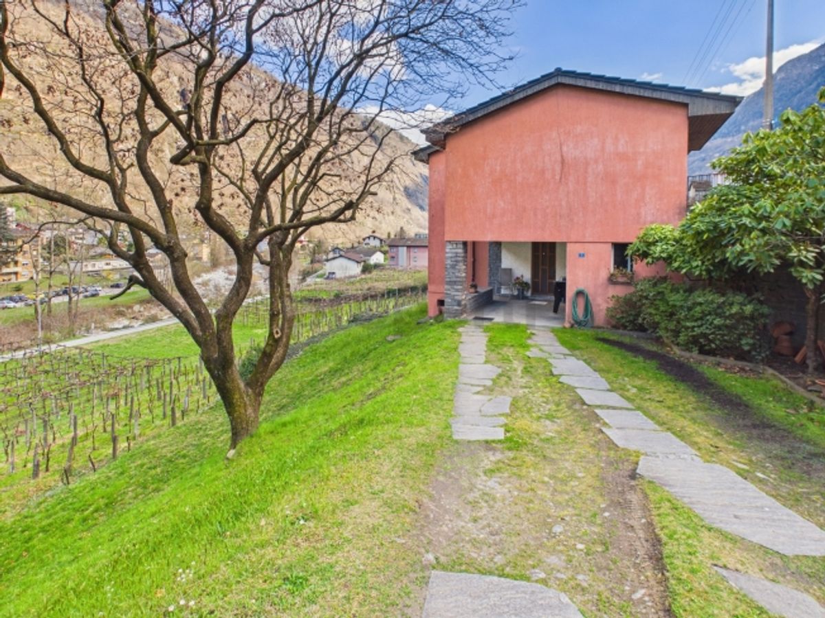 Luminoso appartamento in villa bifamiliare di 8 locali con ampio giardino a Giornico - 11