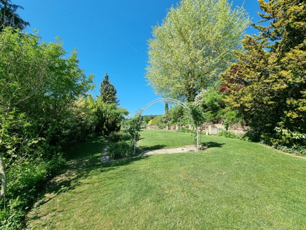 8.5-Zimmer-Landhausvilla an bester Aussichtslage mit grossem Garten - 8