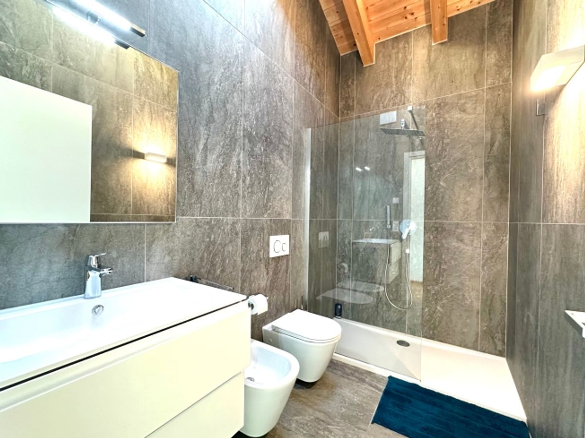Eleganza Moderna e Comfort Villa con Rifiniture di Pregio - 8