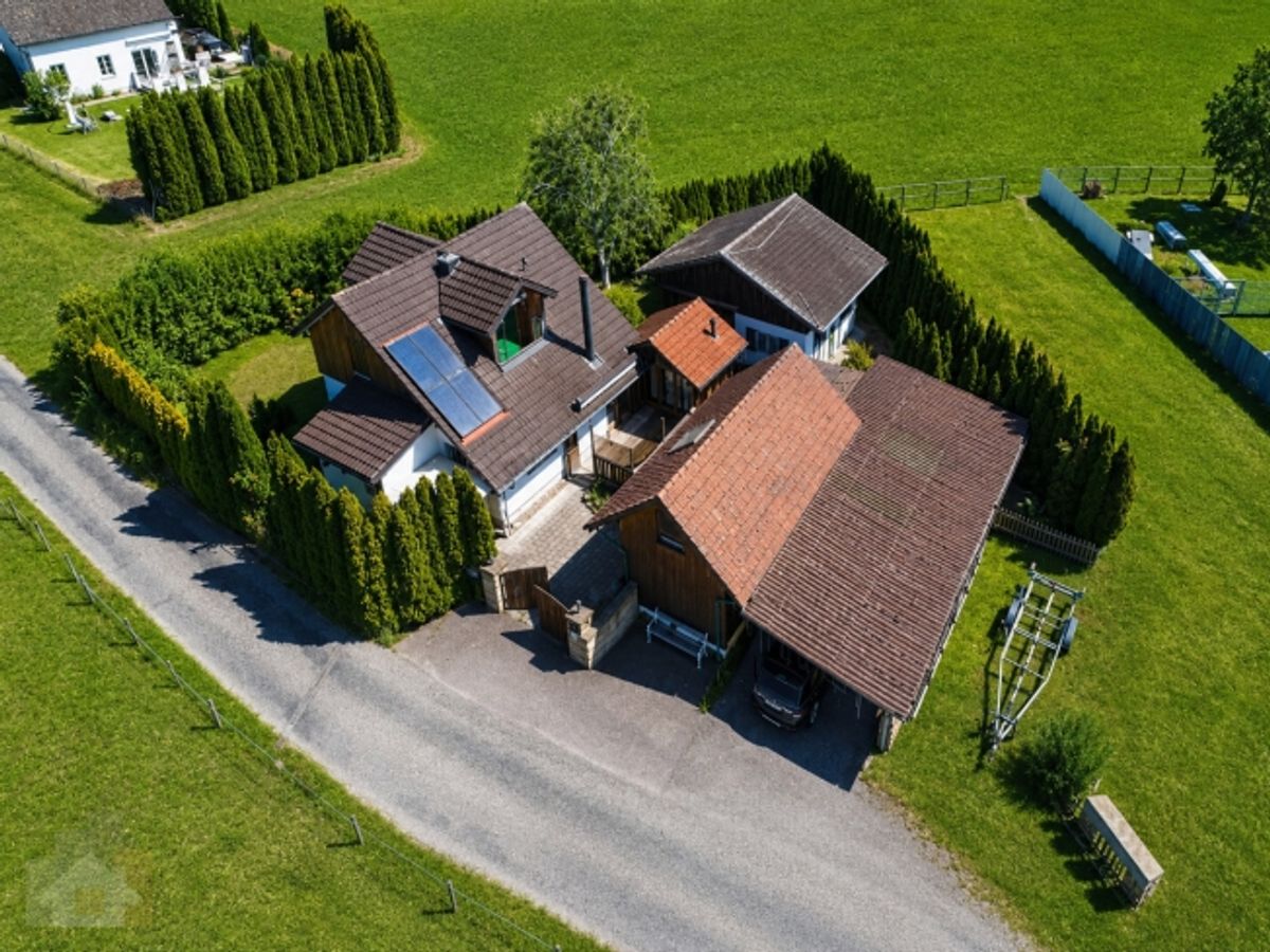 Charmantes Landhaus mit Gästehaus und vielseitigem Nebenhaus - 0