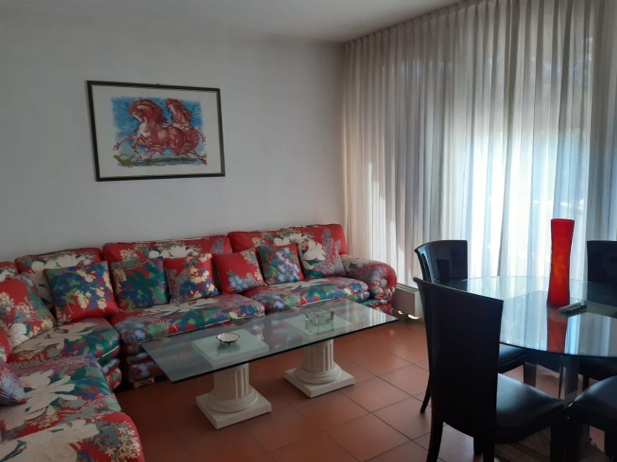 Attraktive 2.5-Zimmer-Wohnung mit Balkon in AgnoAttraente appartamento di 2,5 locali con balcone ad Agno - 1