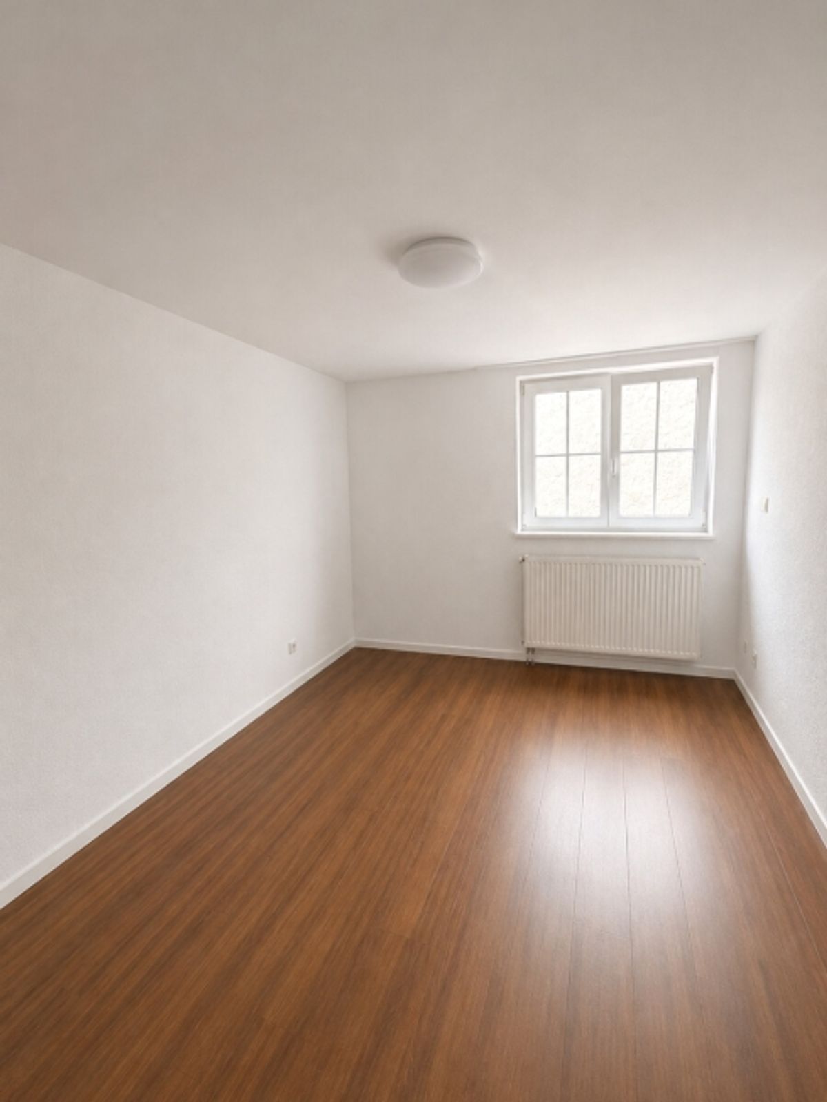 Zentrale 3.5-Zimmer-Wohnung im Hochparterre mit grossem Balkon - 1