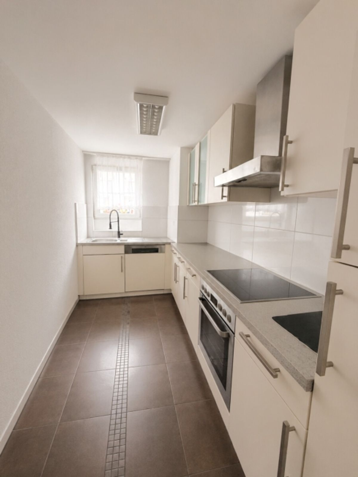 Zentrale 3.5-Zimmer-Wohnung im Hochparterre mit grossem Balkon - 2