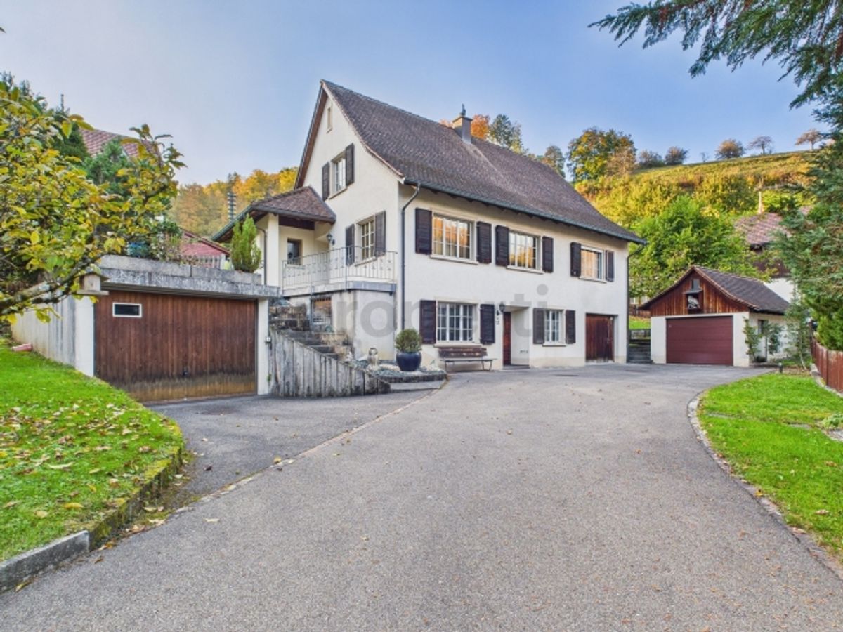 Attraktives 7.5-Zimmer-Einfamilienhaus in Liedertswil, Kanton BL mit viel Potenzial - 0