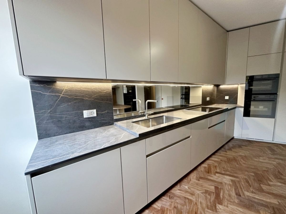 LUGANO ZENTRUM
Elegante 10,5-Zimmer-Wohnung mit Garten - 2
