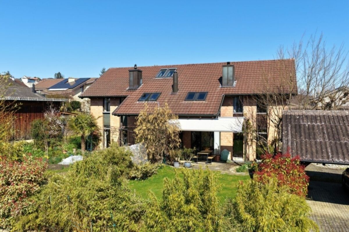 Stilvoll modernisiertes, einseitig angebautes Einfamilienhaus mit sonnigem Garten - 0