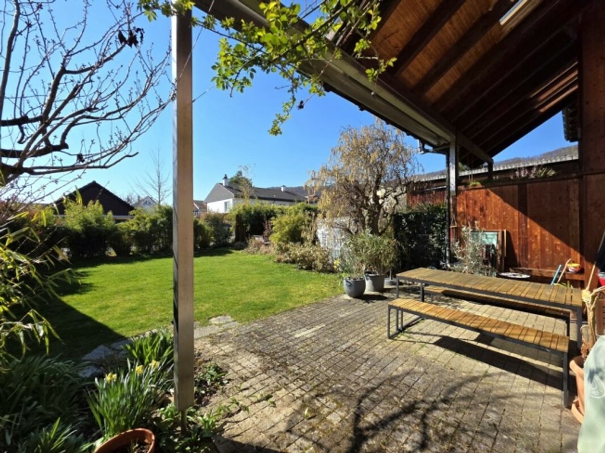 Stilvoll modernisiertes, einseitig angebautes Einfamilienhaus mit sonnigem Garten - 1