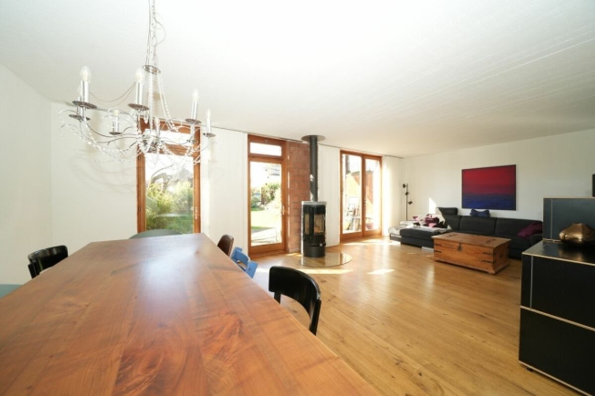 Stilvoll modernisiertes, einseitig angebautes Einfamilienhaus mit sonnigem Garten - 2